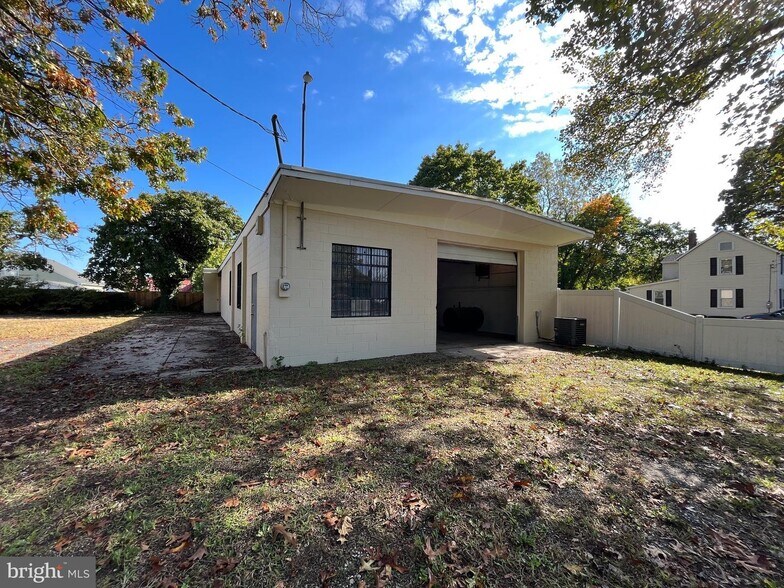 More Photos Of 407 S West Blvd, Landisville Warehouse For Lease