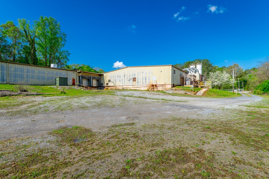 More Photos Of 1129 S Chattanooga St, LaFayette Warehouse For Sale