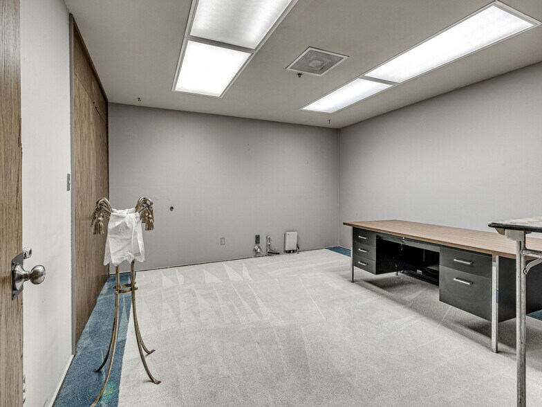 More Photos Of 6009 NW Expressway St, Oklahoma City Specialty For Sale