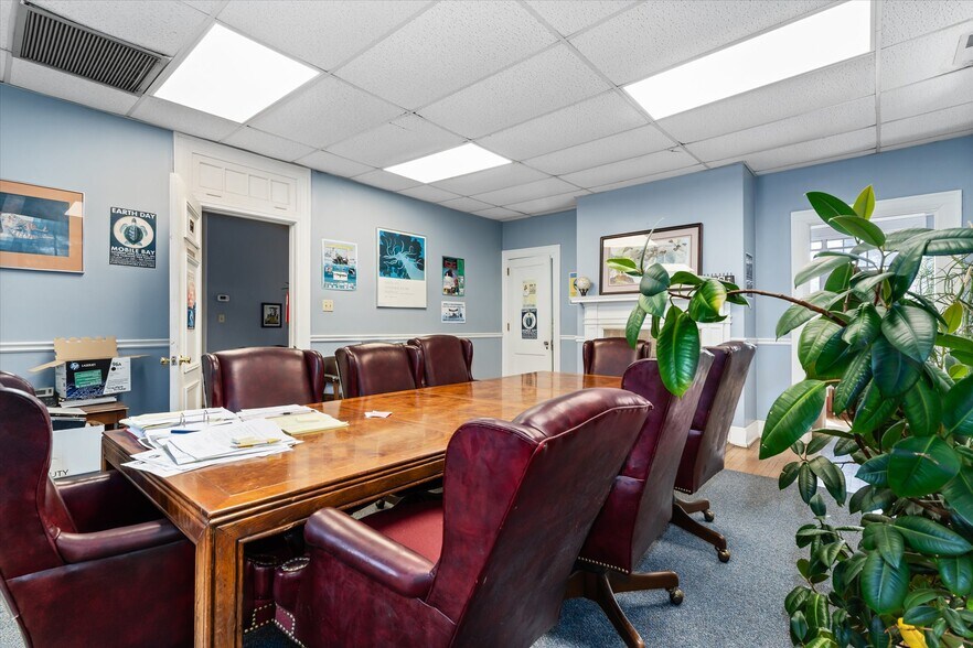 More Photos Of 1911 Government St, Mobile Office For Sale