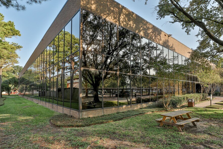 More Photos Of 12727 Featherwood Dr, Houston Medical For Sale