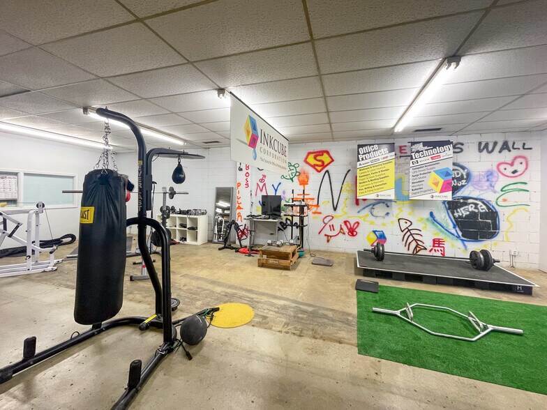 More Photos Of 2303 SE 14th St, Des Moines Warehouse For Lease