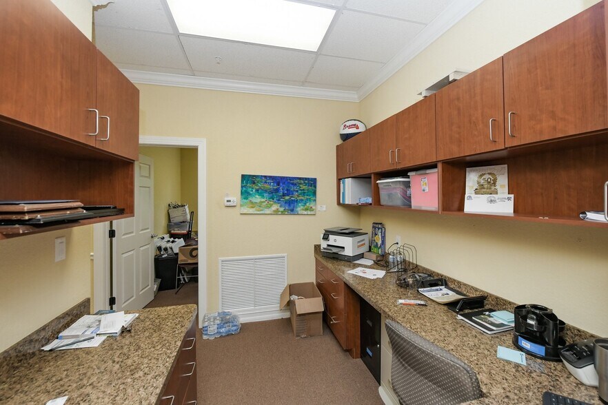 More Photos Of 5920 Pan American Blvd, North Port Medical For Lease