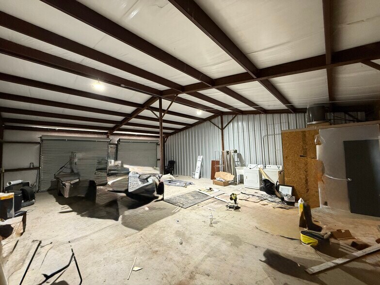 More Photos Of 6549 Interstate 35, Valley View Unknown For Lease