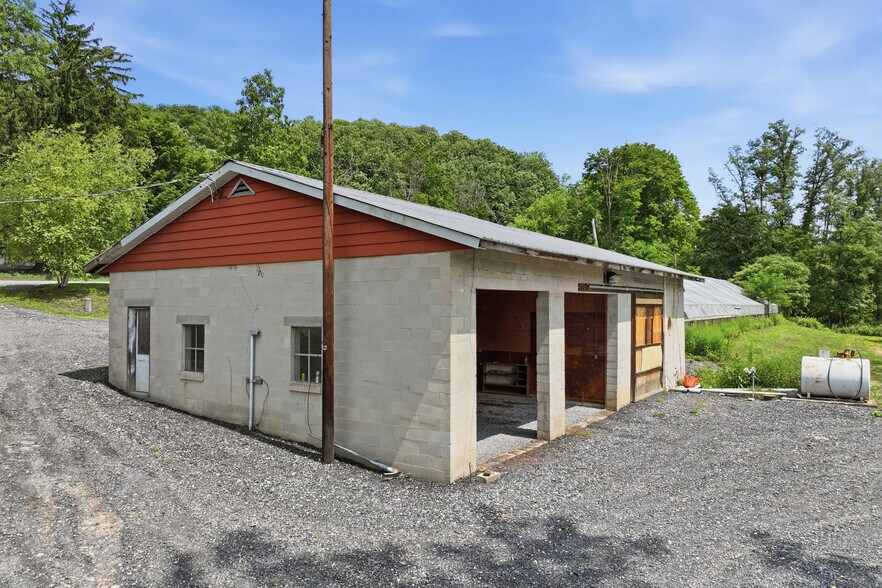 More Photos Of 429 Riverview Dr, Walnutport Flex For Sale