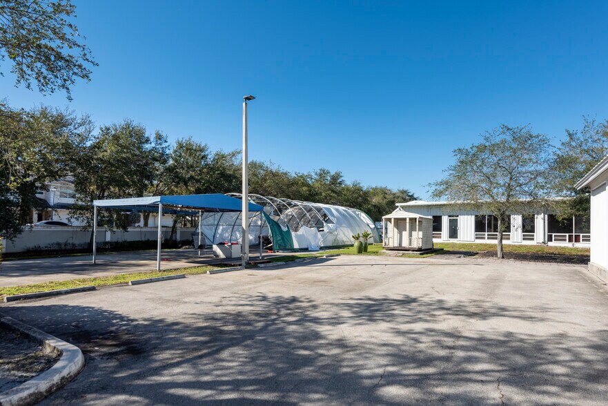More Photos Of 2980 W Oakland Park Blvd, Oakland Park Showroom For Lease