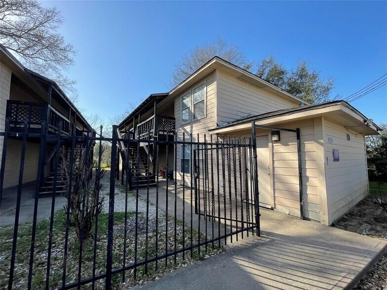 More Photos Of 2003 Phillips St, Prairie View Apartments For Sale