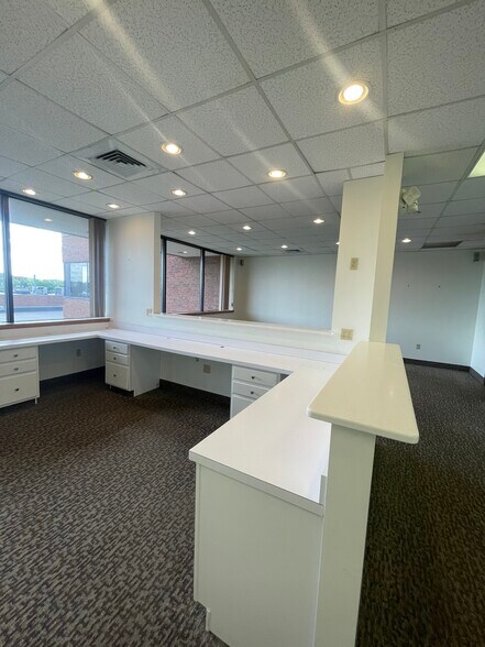 More Photos Of 2 Shaws Cv, New London Medical For Lease