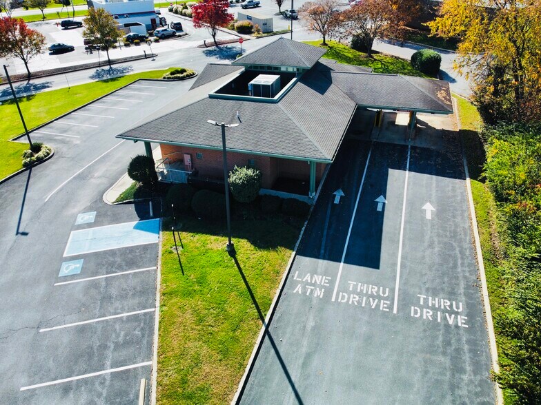 More Photos Of 3060 Industry Dr, Lancaster Specialty For Lease