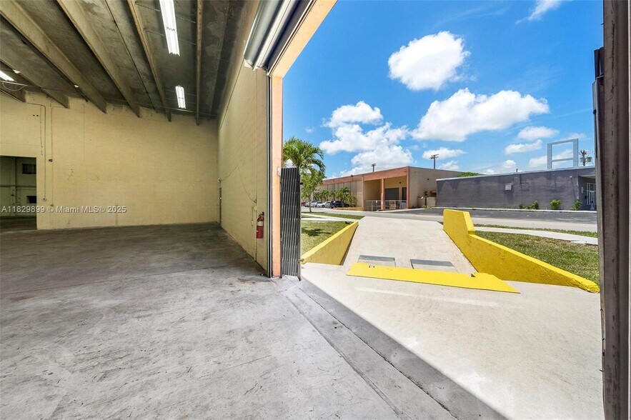 More Photos Of 2300-2310 Thomas St, Hollywood Warehouse For Lease
