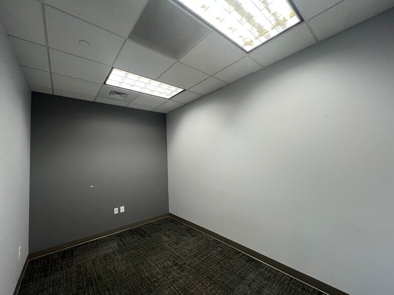 More Photos Of 5701 W Talavi Blvd, Glendale Office For Lease
