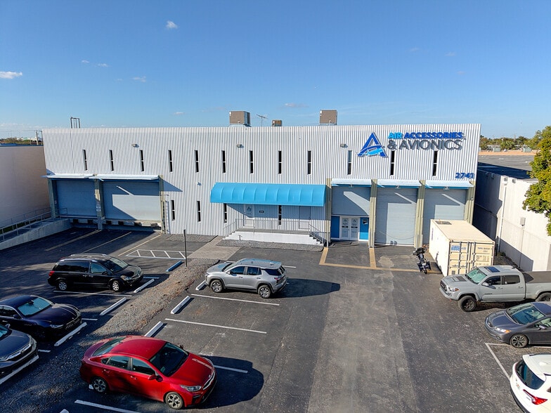 More Photos Of 2741 W 76th St, Hialeah Warehouse For Lease