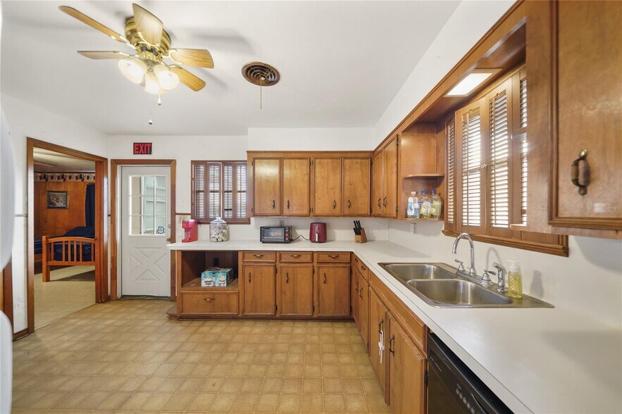 More Photos Of 1605 E Main St, Eagle Lake Specialty For Sale