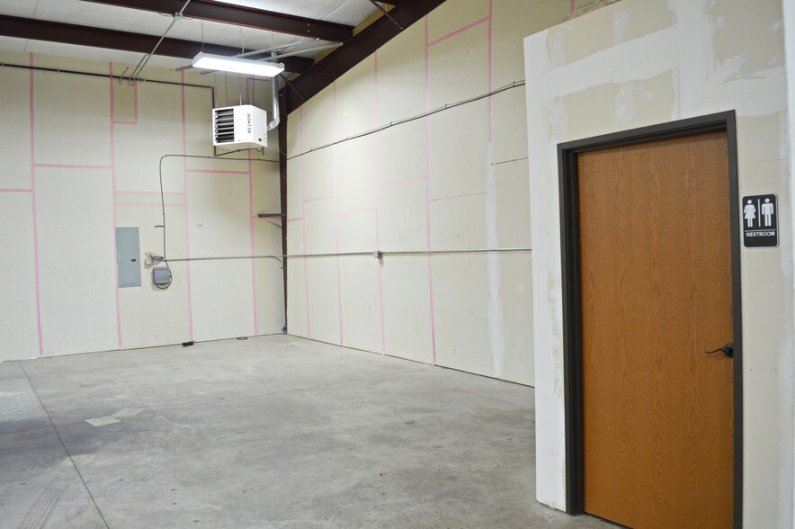 More Photos Of 14624 Metro Plaza Blvd, Edmond Warehouse For Lease