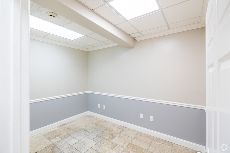 More Photos Of 4206 Mercantile Ave, Naples Distribution For Lease