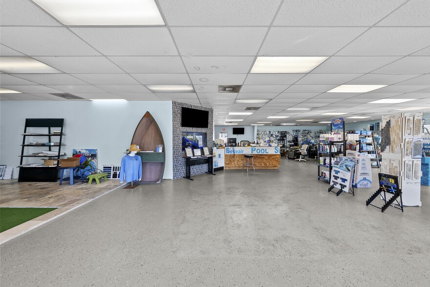 More Photos Of 1400 W Bay Dr, Largo General Retail For Sale