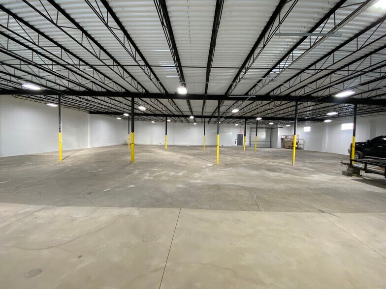 More Photos Of 20 Lexington Pl, Austintown Warehouse For Lease