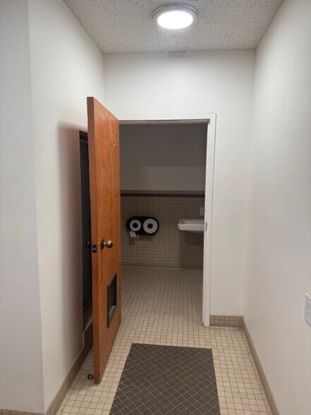 More Photos Of 905-917 Corporation St, Santa Paula Warehouse For Sale