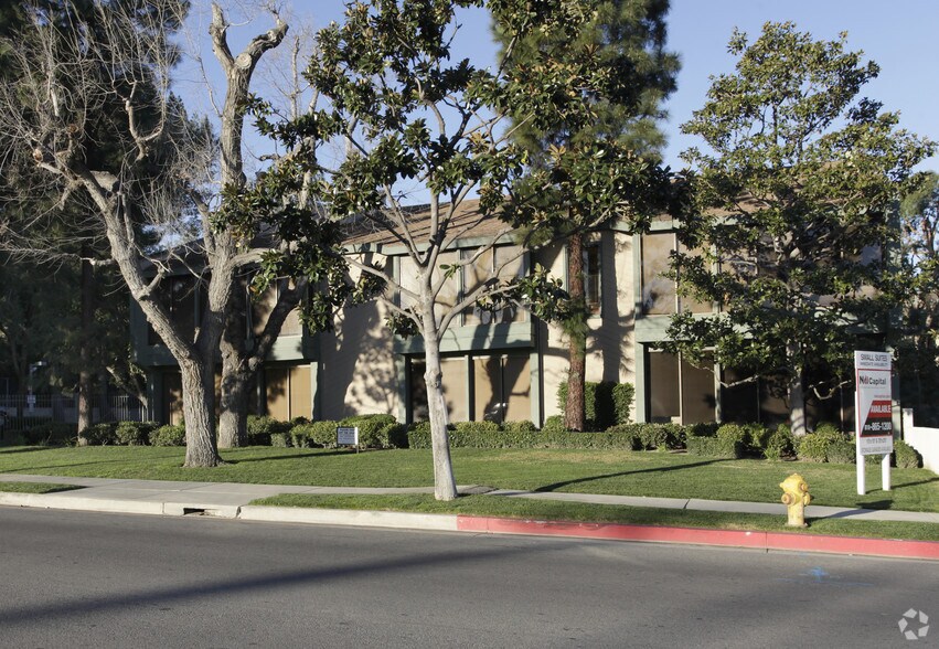 More Photos Of 5525 Oakdale Ave, Woodland Hills Office For Lease
