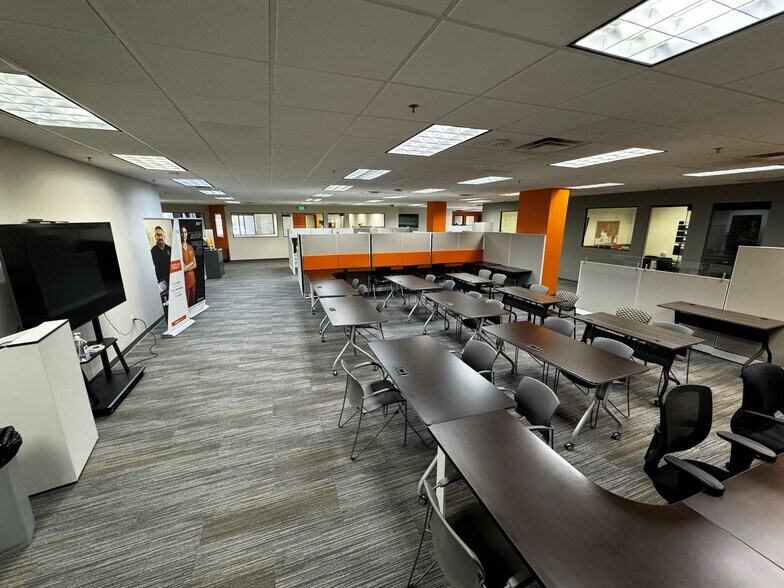 More Photos Of 3050 E Hillcrest Dr, Westlake Village Light Manufacturing For Sale