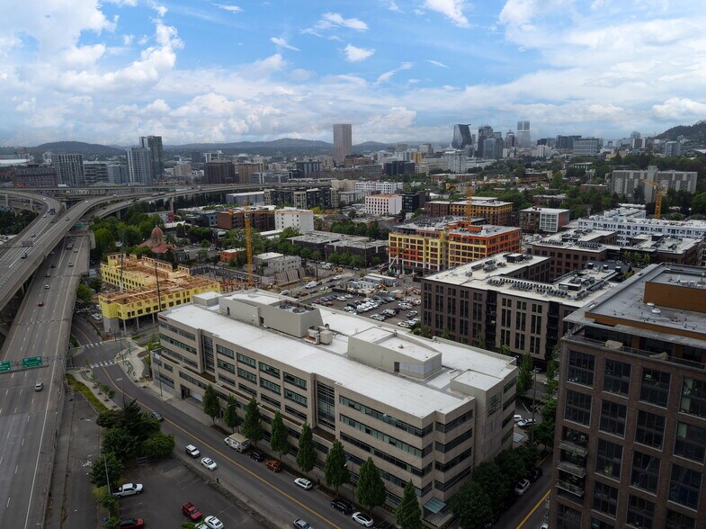 More Photos Of 2055 NW Savier St, Portland Office For Lease