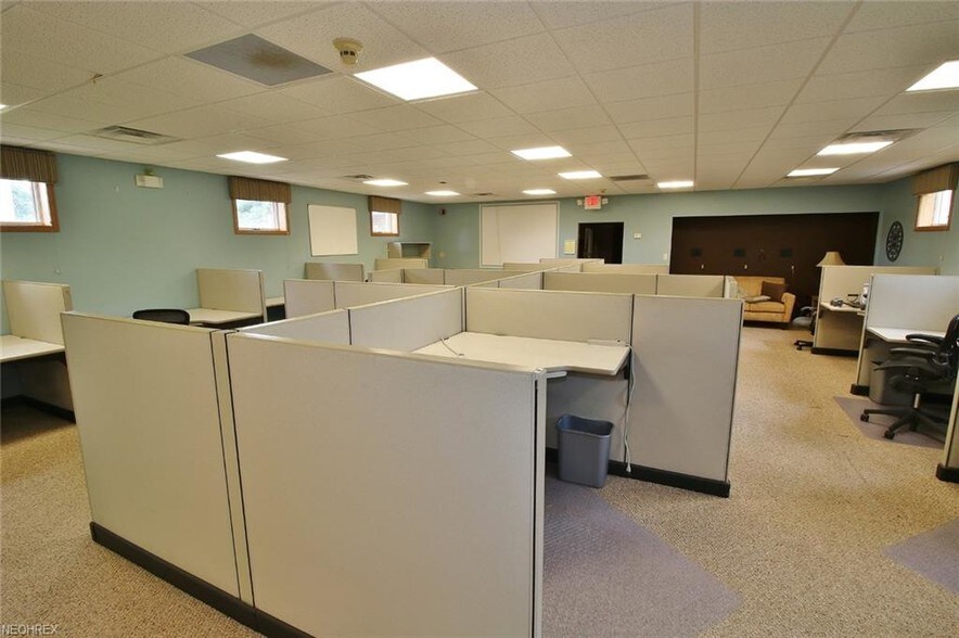 More Photos Of 172 S Friendship Dr, New Concord Medical For Sale
