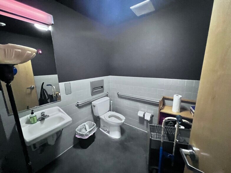 More Photos Of 2332 4th St, Berkeley Warehouse For Lease