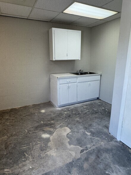 More Photos Of 2111-2113 W Main St, Norman Freestanding For Lease