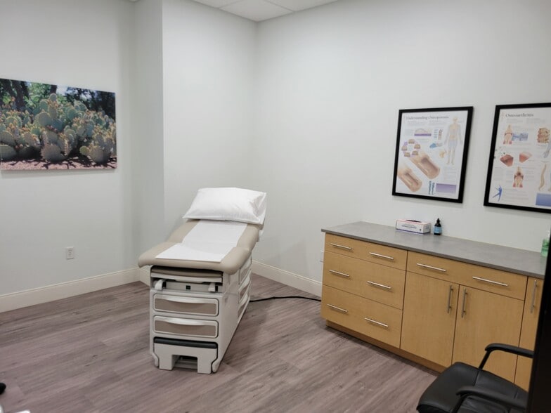 More Photos Of 2060 W Whispering Wind Dr, Phoenix Medical For Sale