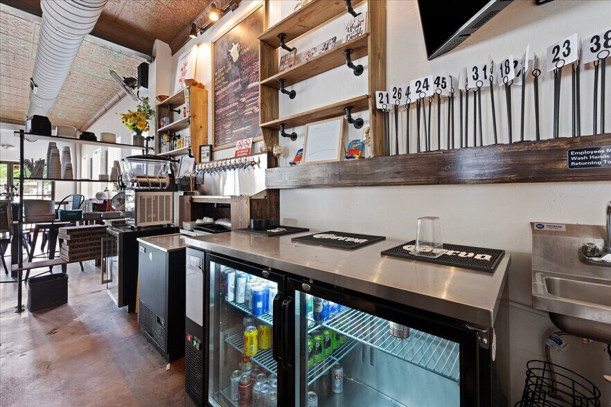 More Photos Of 629 W Main St, Yukon General Retail For Lease