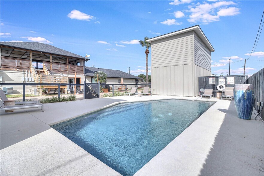 More Photos Of 121 Cut Off Rd, Port Aransas Office For Sale