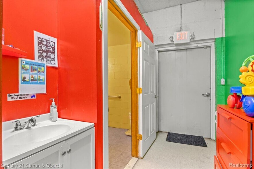 More Photos Of 27500-27520 Joy Rd, Livonia Freestanding For Lease