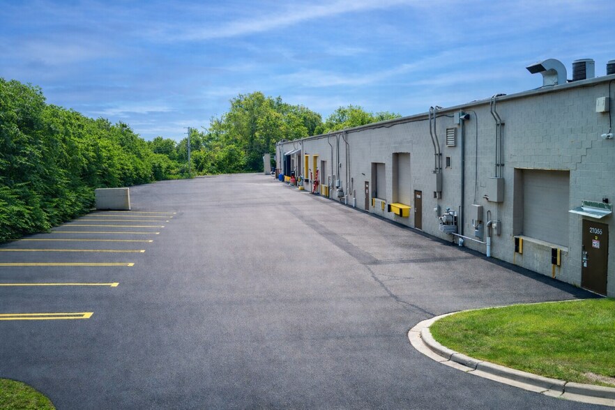 More Photos Of 20978-21084 Bridge St, Southfield Unknown For Lease