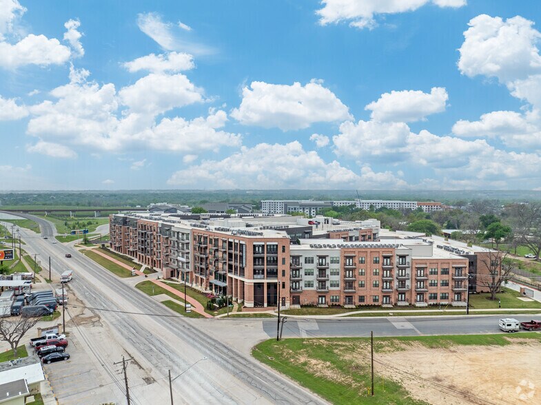 More Photos Of 760 Airport Blvd, Austin Apartments For Lease