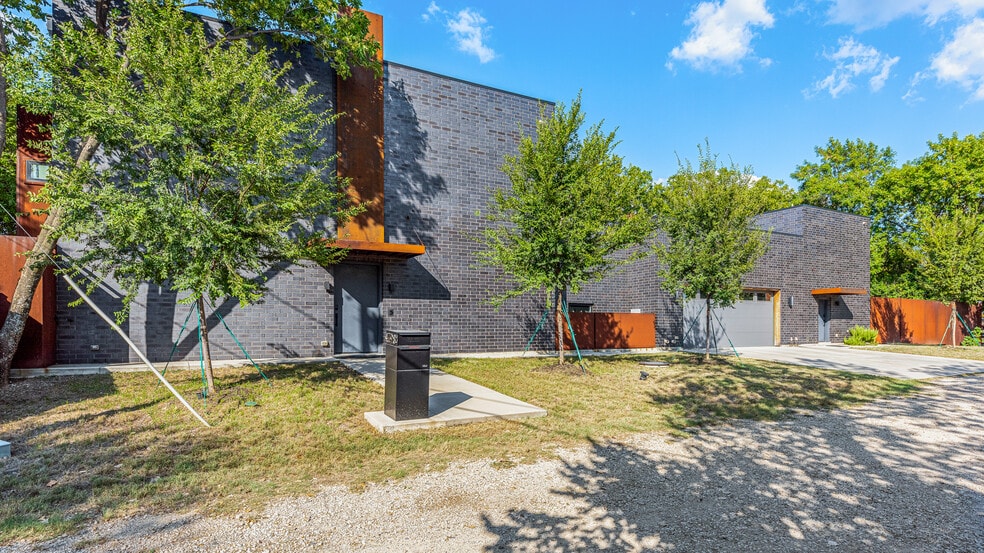 More Photos Of 4798 Iberia Ave, Dallas Office For Sale