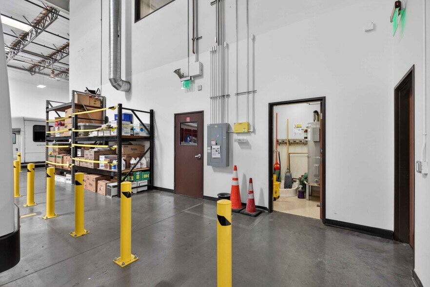 More Photos Of 9031 N Lurline Ave, Chatsworth Distribution For Lease