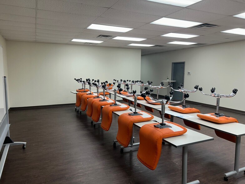 More Photos Of 801-833 Greenview Dr, Grand Prairie Showroom For Lease