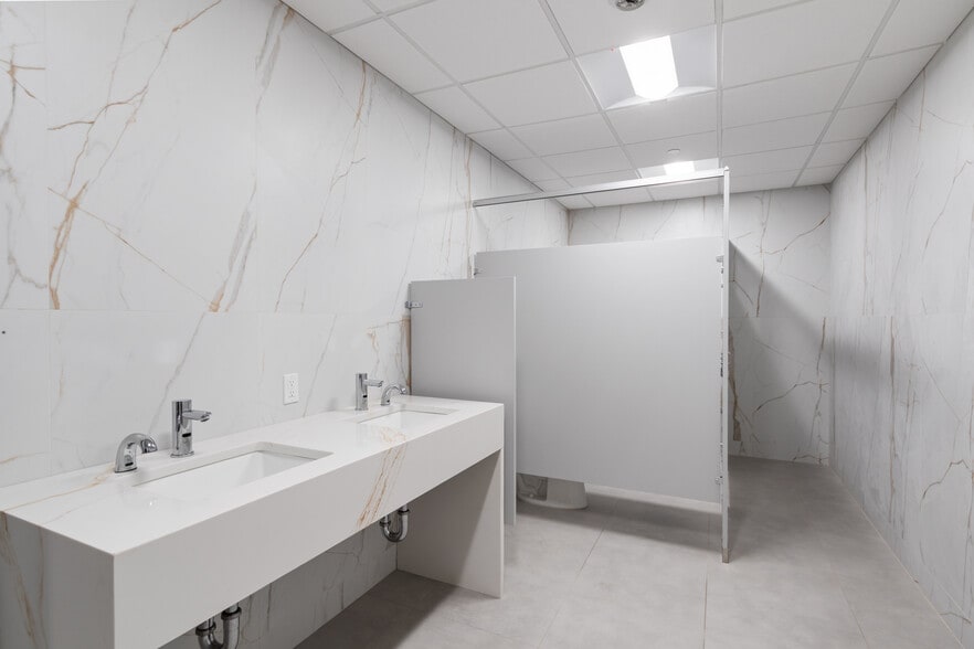 More Photos Of 1051 Franklin Ave, Garden City Office For Sale
