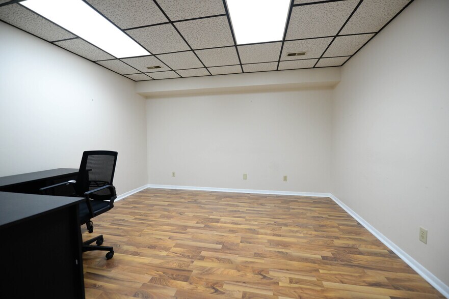 More Photos Of 20620 Burl Ct, Joliet Warehouse For Lease