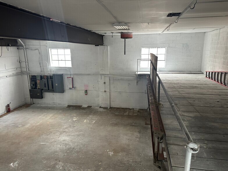 More Photos Of 180 Sargeant Ave, Clifton Warehouse For Lease