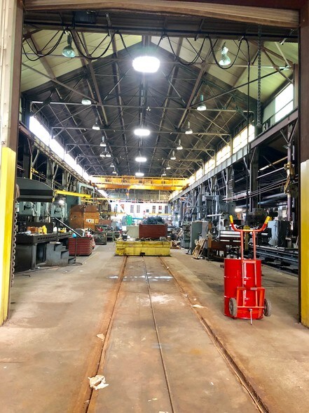 More Photos Of 800 N Water Ave, Sharon Service For Lease