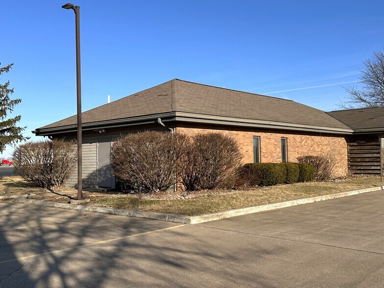 More Photos Of 220 SW 5th St, Woodhull Medical For Sale