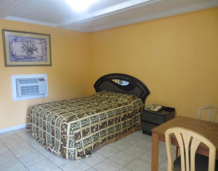 More Photos Of 809 W Jackson St, El Campo Hotel For Sale