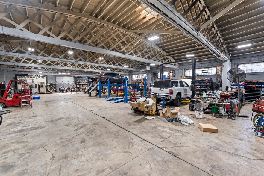 More Photos Of 5944 W 65th St, Chicago Service For Sale