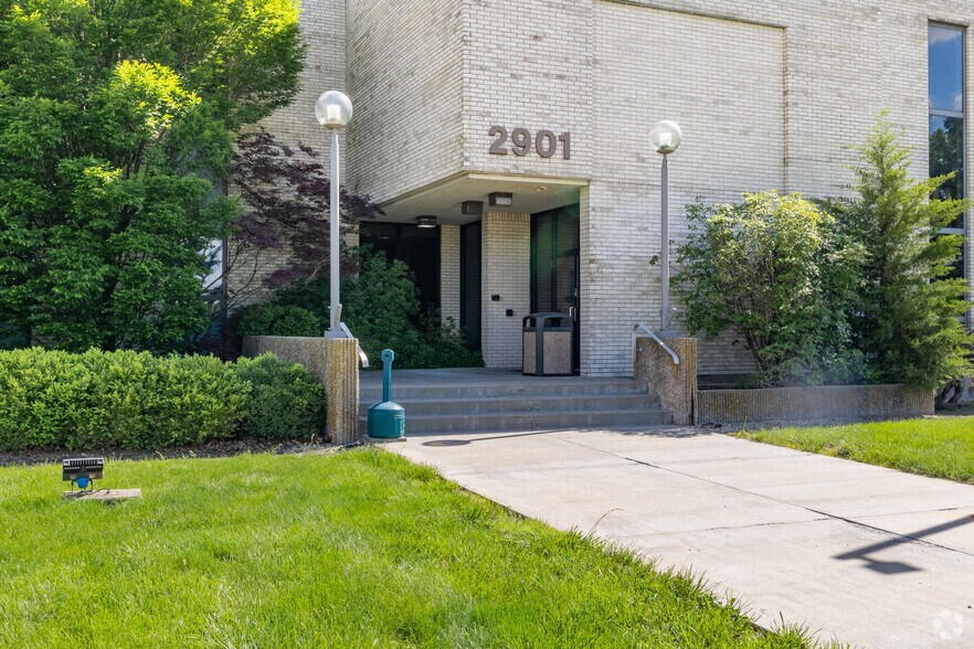 More Photos Of 2901 W Lakeview Rd, Lawrence Warehouse For Lease