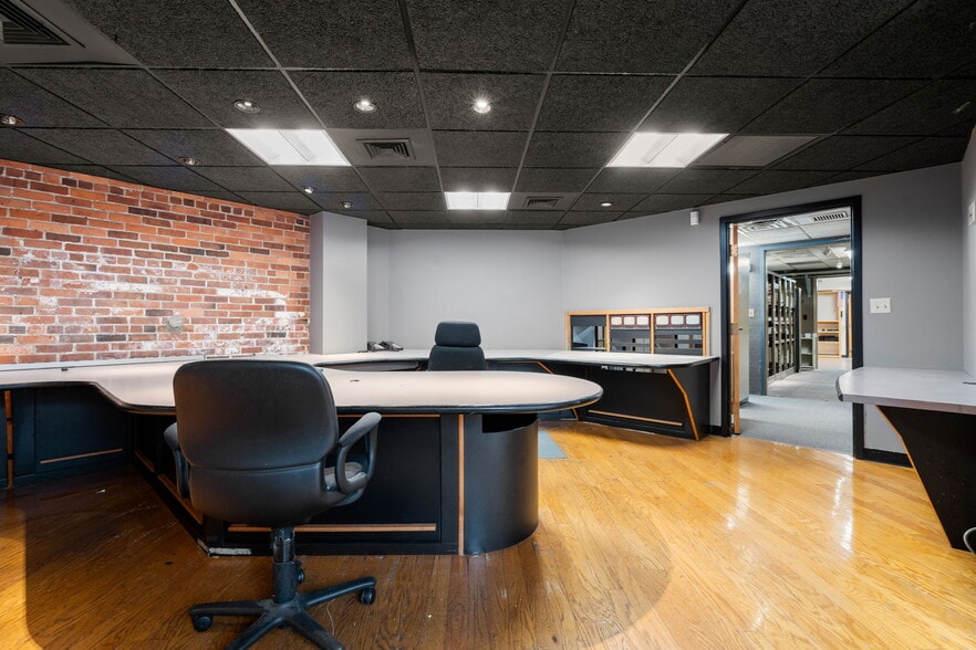 More Photos Of 115 Dummer St, Brookline Flex For Sale