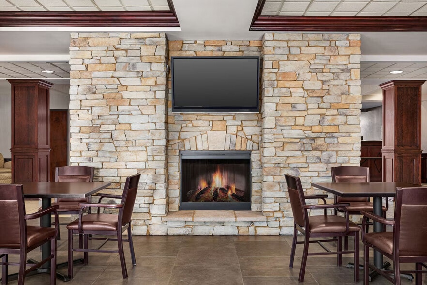 More Photos Of 1511 N Howe St, Southport Hotel For Sale