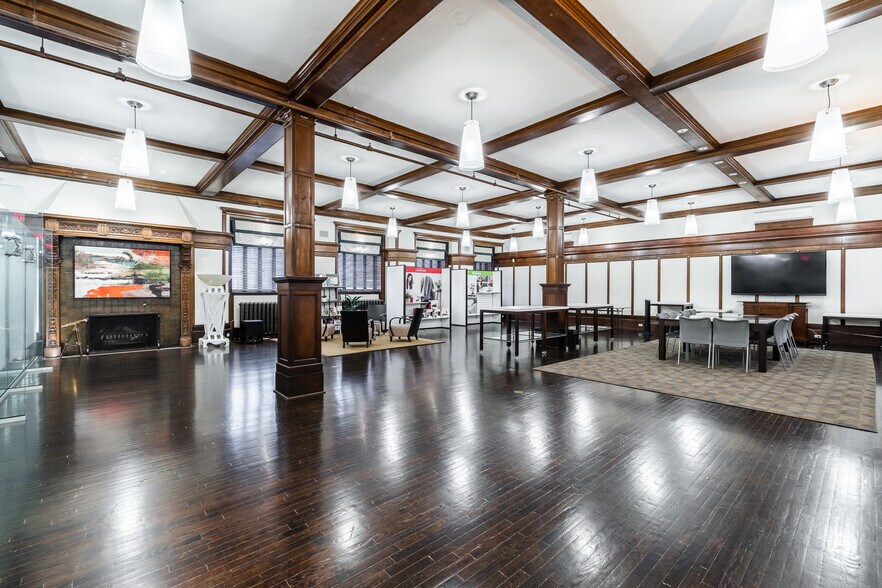 More Photos Of 1175-1183 Pl Du Frère-André, Montréal Office For Sale