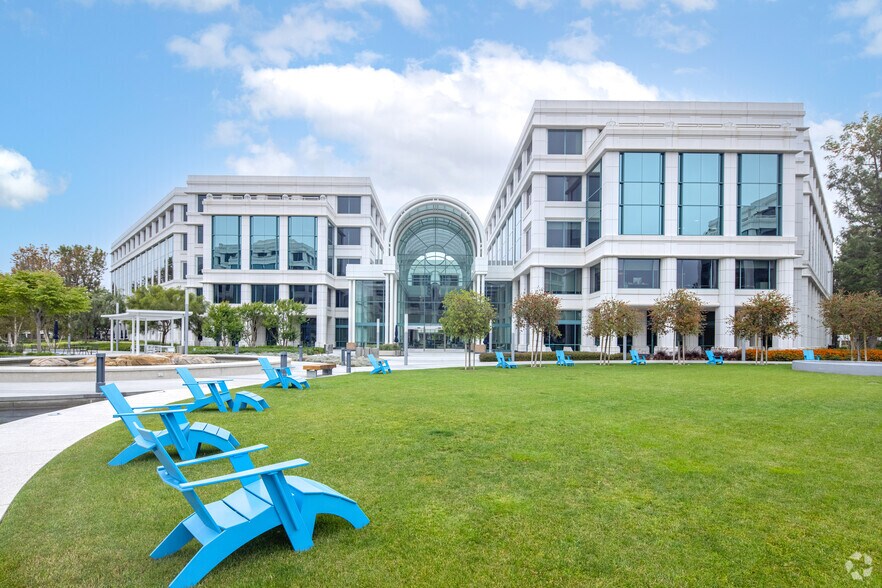 More Photos Of 2450 Colorado Ave, Santa Monica Office For Lease