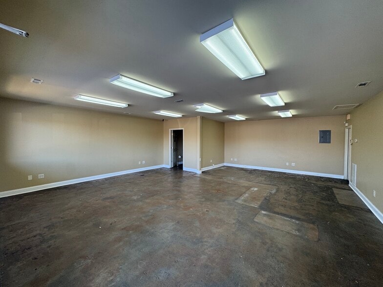 More Photos Of 1109 Jennings Ave, Seneca Flex For Lease